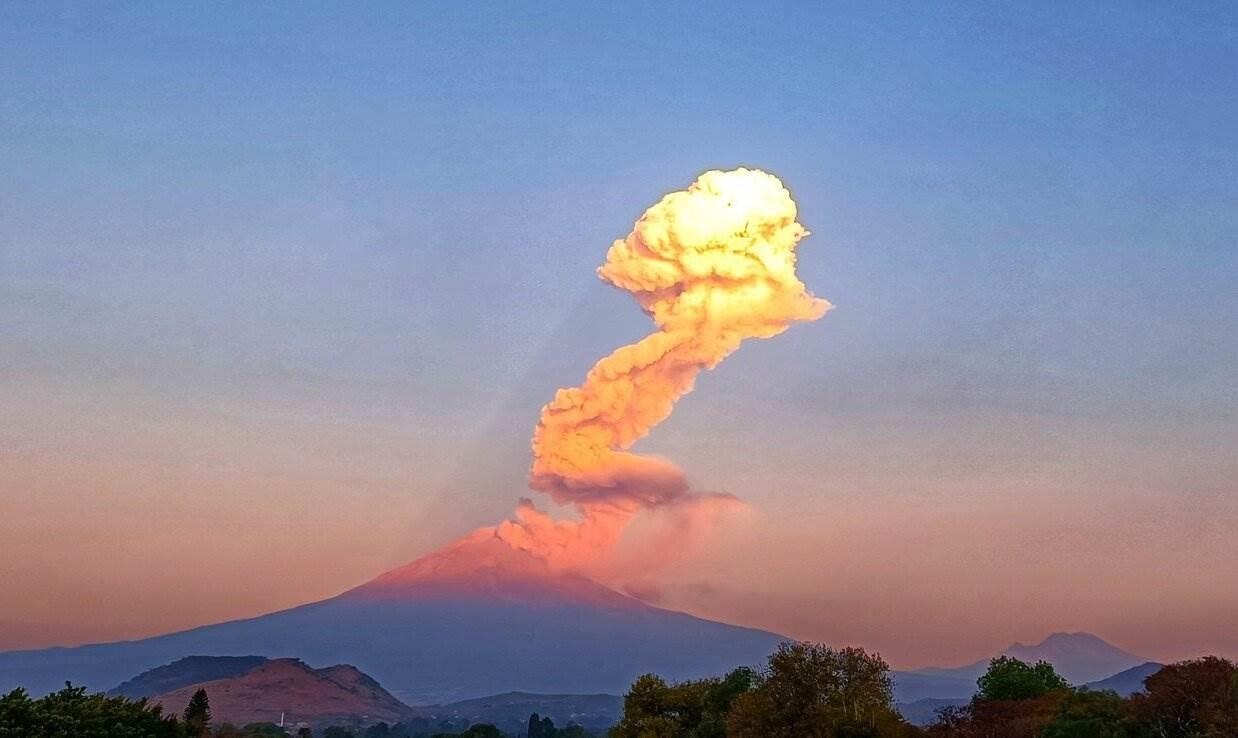 Reportan dos explosiones moderadas del volcán Popocatépetl