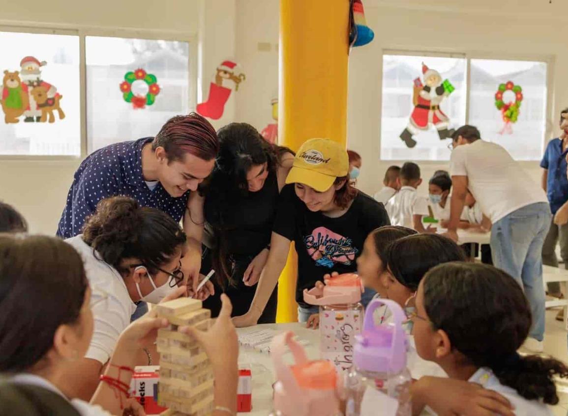 Entregan juguetes en albergues de Veracruz y Boca del Río