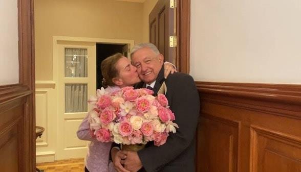 AMLO dedica poema a Beatriz Gutiérrez por su cumpleaños