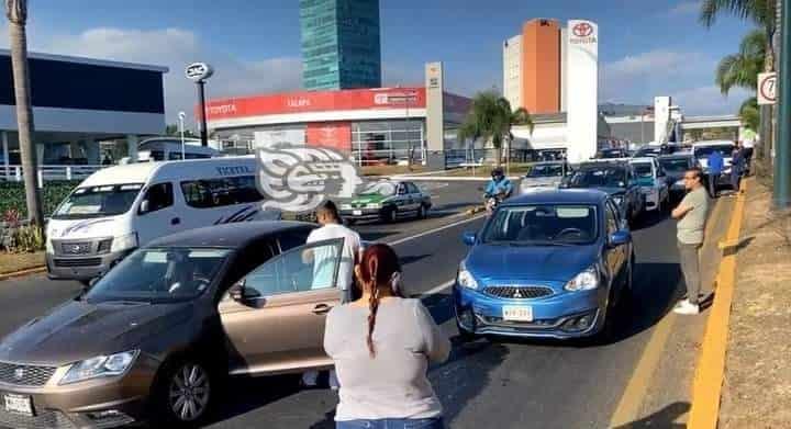 Carambola de 9 vehículos frente a Plaza Américas Xalapa