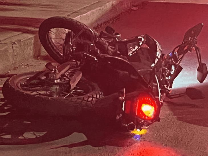 Motociclista en aparente estado de ebriedad derrapa en Paso de Ovejas
