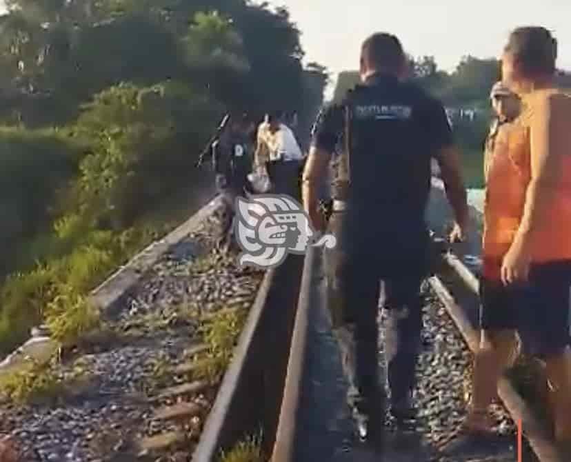 Rescata Policía de Cosoleacaque a mujer que intentaba arrojarse de un puente