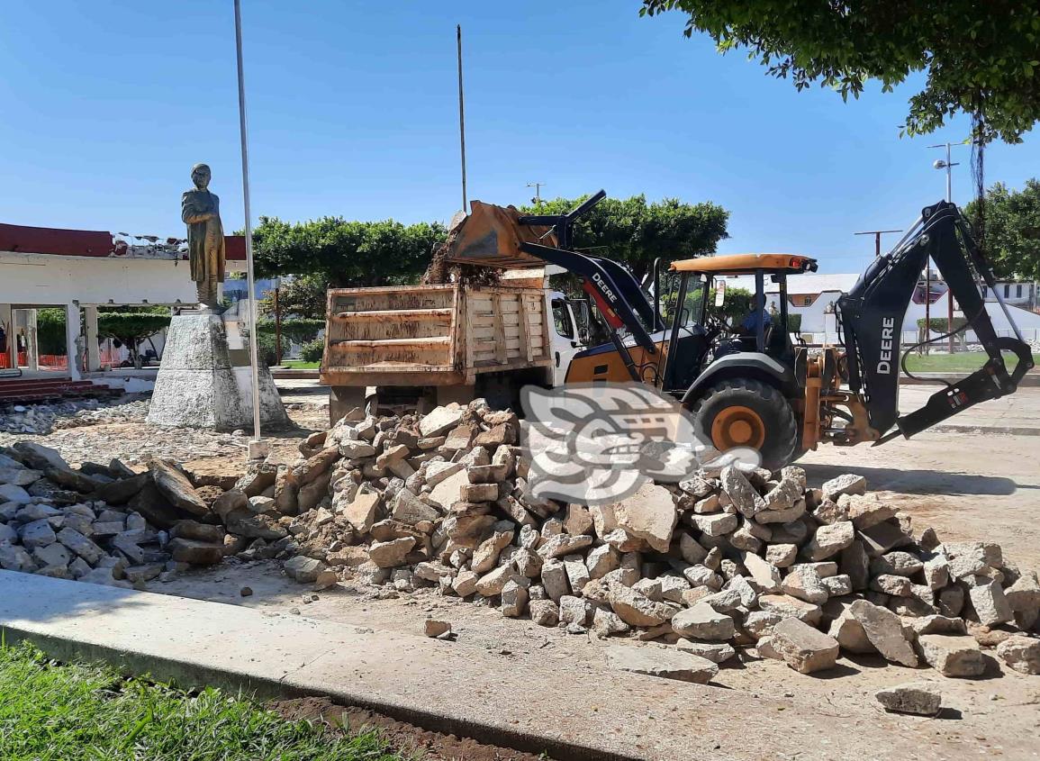 Continúa demolición del parque Libertad en Agua Dulce(+Video)