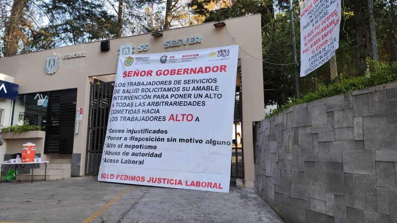 Se manifiestan en Xalapa empleados de salud; acusan despidos injustificados
