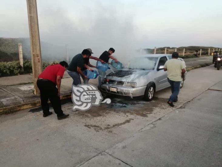 ¡Fuego! con garrafones de agua apagan auto en el malecón de Coatzacoalcos (+Video)