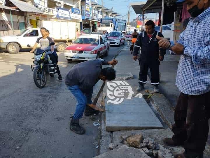 Destruyen automovilistas las placas de concreto en Las Choapas