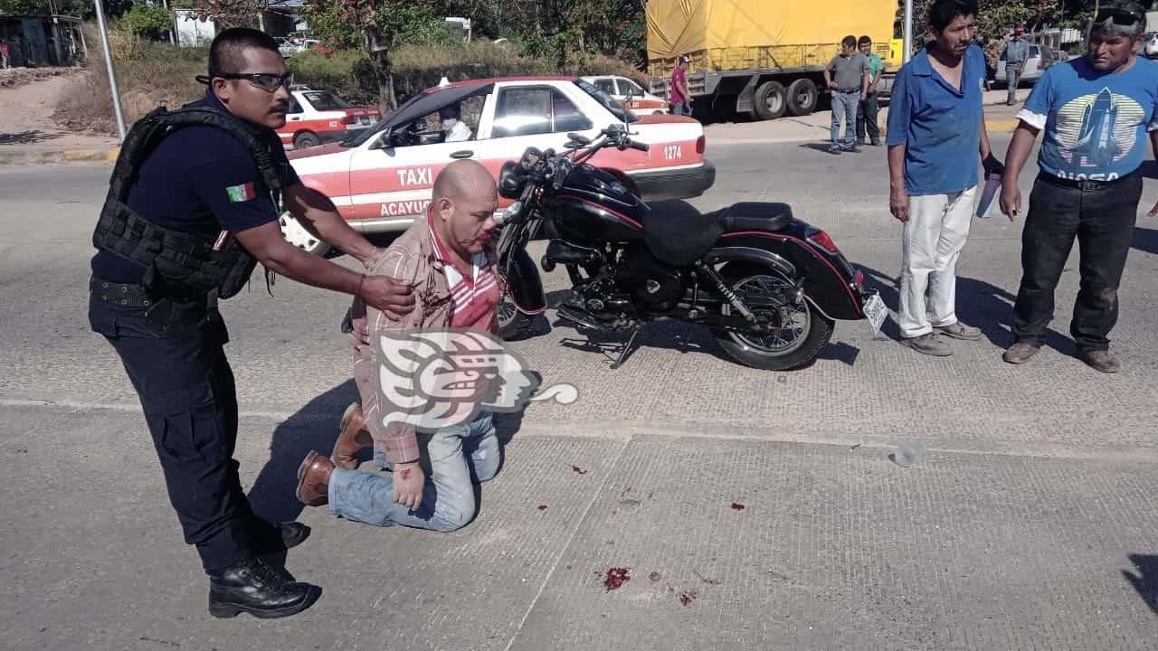 Estudiante grave tras ser arrollado por motociclista en Oluta