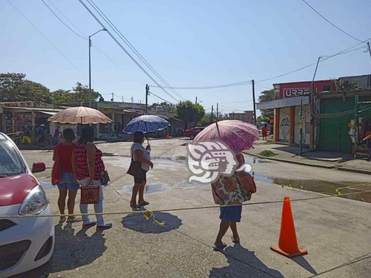 Cansados de caminar entre aguas negras, bloquean la Miguel Hidalgo (+Video)