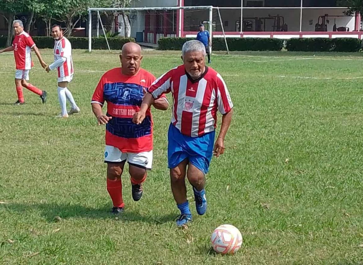 Delfines caminando vence a Chivas King en el futbol regional de Veteranos