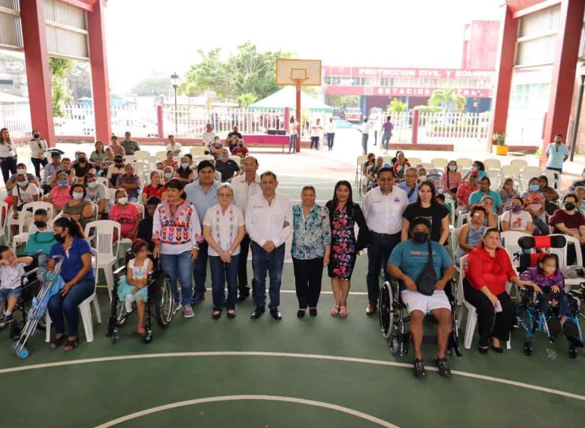 Entrega DIF y Ayuntamiento de Coatzacoalcos aparatos de movilidad a personas con capacidades diferentes