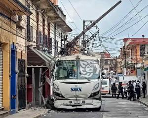 Autobús derriba poste de la CFE en Centro de Xalapa