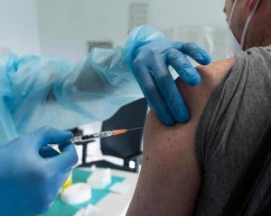 Detectan nuevos efectos secundarios de las vacunas contra covid Pfizer y Astrazeneca