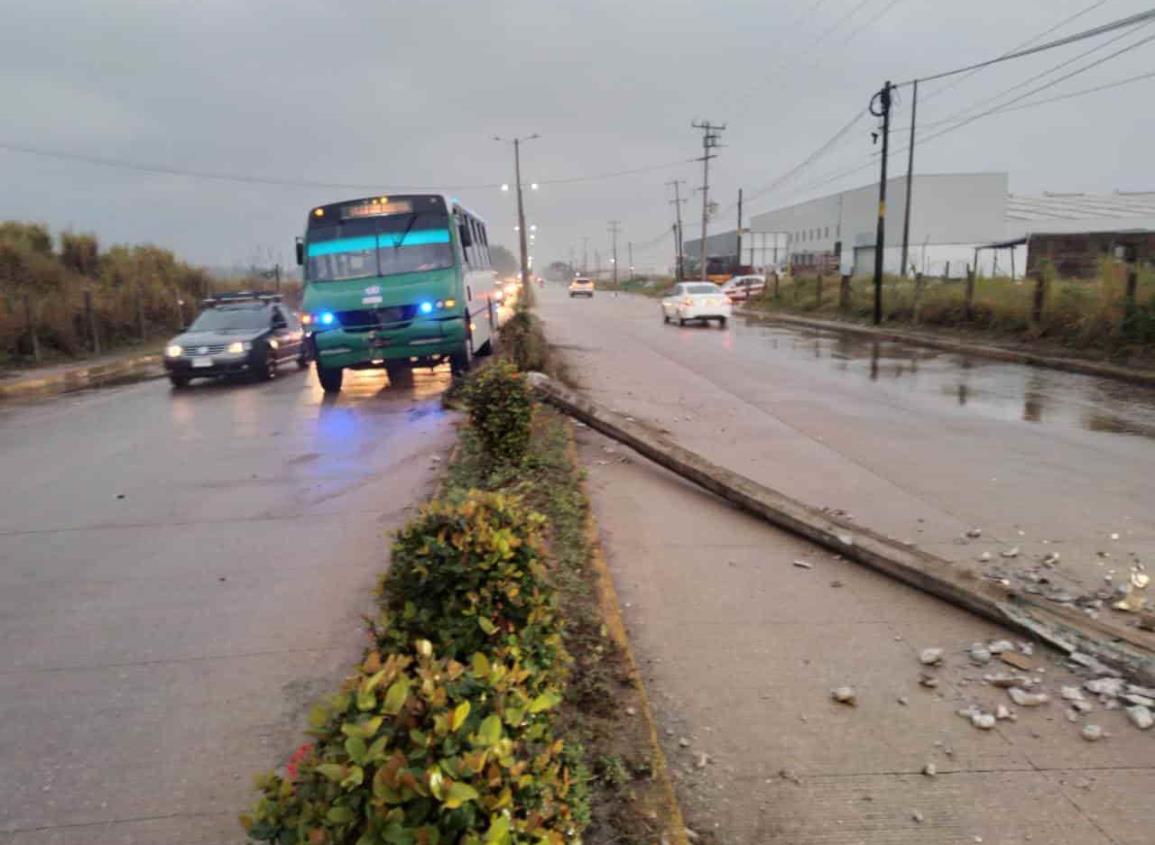 Autobús derriba poste en el poniente de Coatzacoalcos