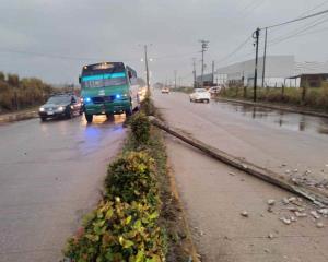 Autobús derriba poste en el poniente de Coatzacoalcos