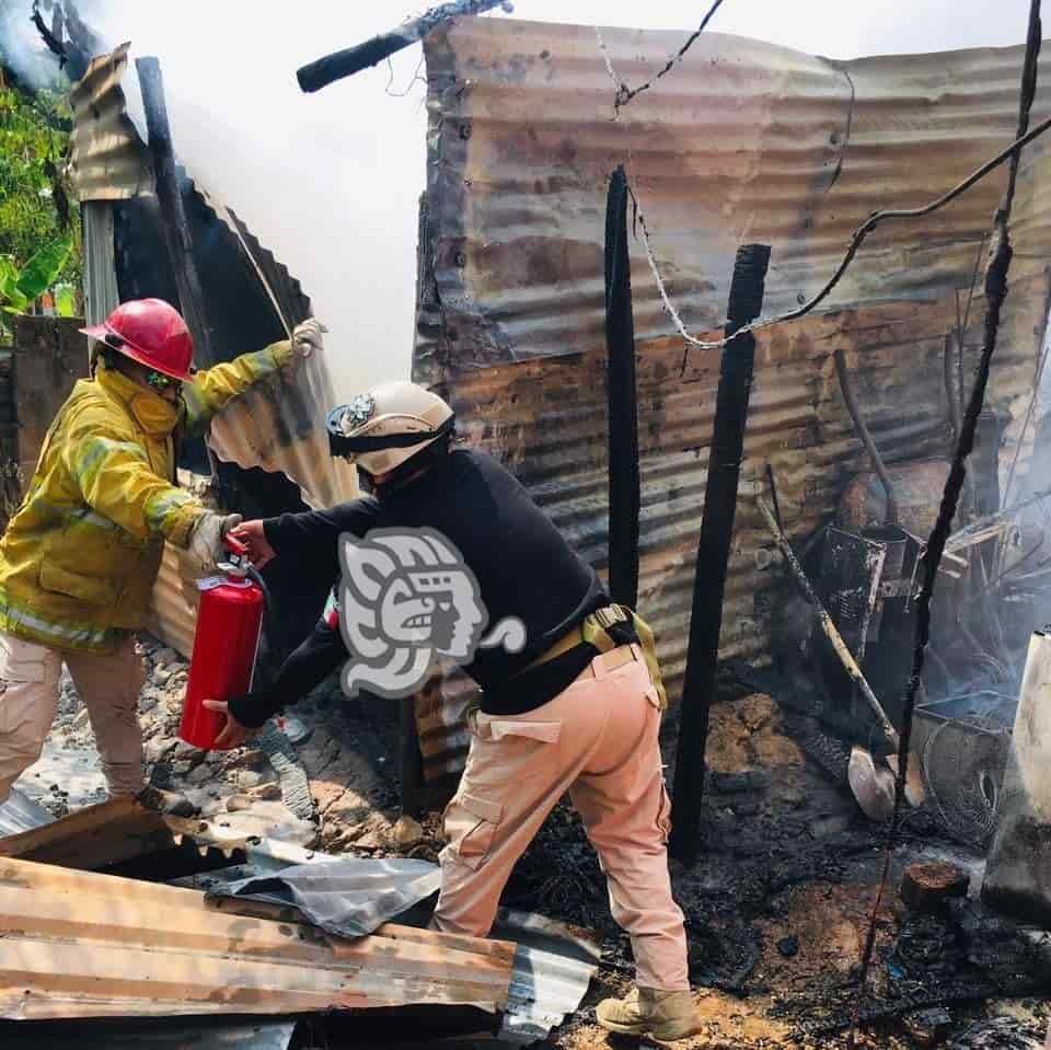 Fuego consume humilde vivienda en Acayucan