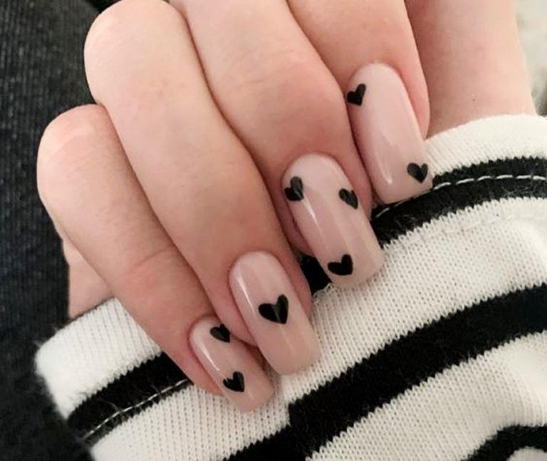 Recrea estos increíbles diseños de uñas con corazones negros para lucir el 14 de febrero