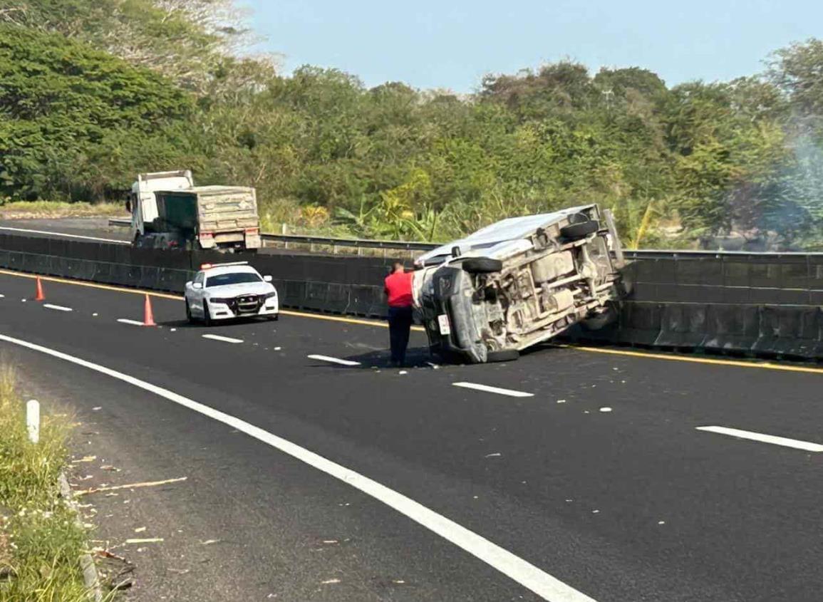 Camioneta se vuelca en la Cardel - Veracruz; Hay una persona herida