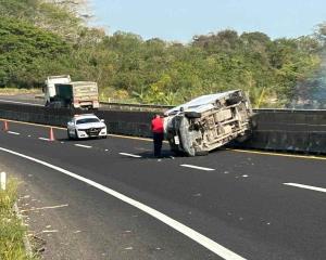 Camioneta se vuelca en la Cardel - Veracruz; Hay una persona herida