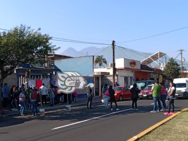 Mantienen protesta en primaria de Orizaba; exigen despido de maestra