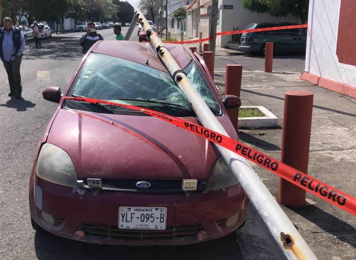Luminaria oxidada cae encima de un vehículo en Veracruz (+Video)