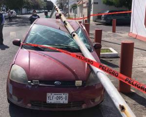 Luminaria oxidada cae encima de un vehículo en Veracruz (+Video)