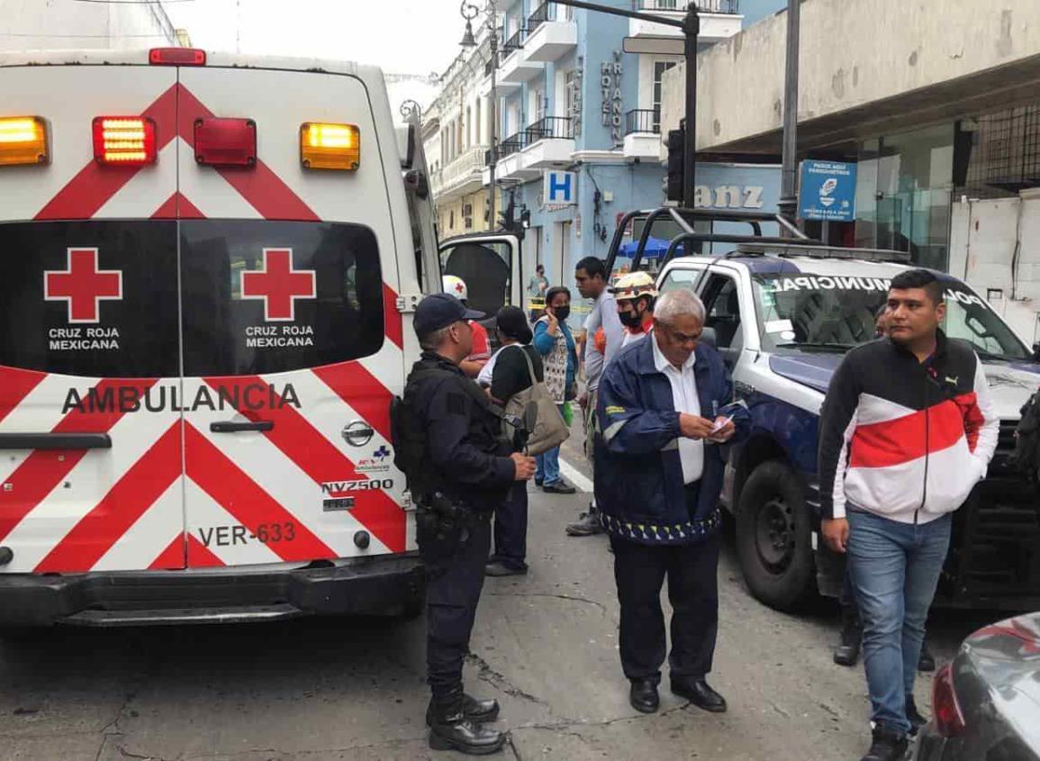 Motociclistas sufren accidente tras chocar contra auto en el Centro Histórico de Veracruz (+Video)