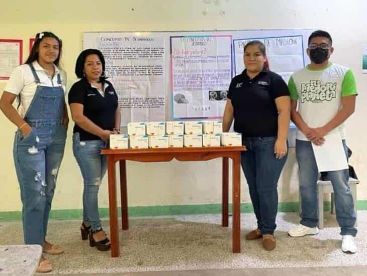 Estudiantes de la UPAV dona medicamentos a asociación civil