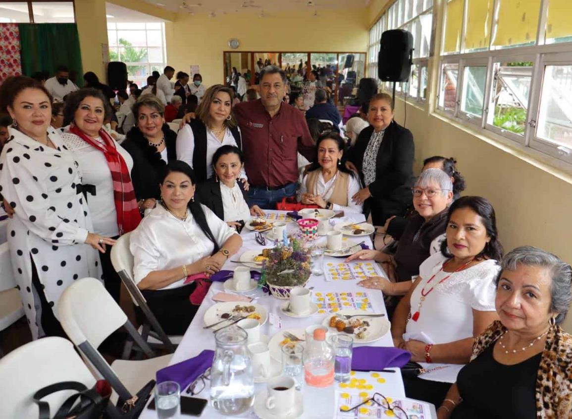 Realiza DIF Coatzacoalcos desayuno con causa en beneficio del Centro de Día del Adulto Mayor