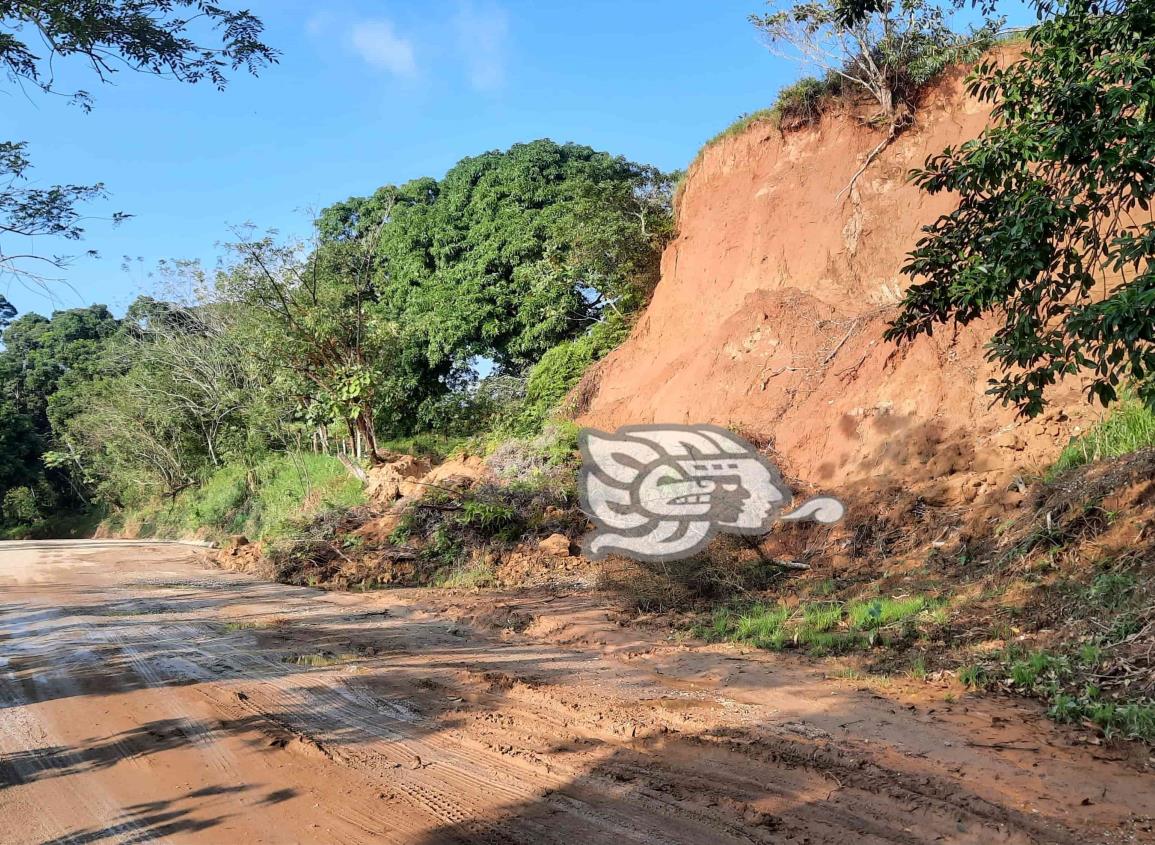 Se desgajan cerros de la carretera antigua Agua Dulce-Coatzacoalcos