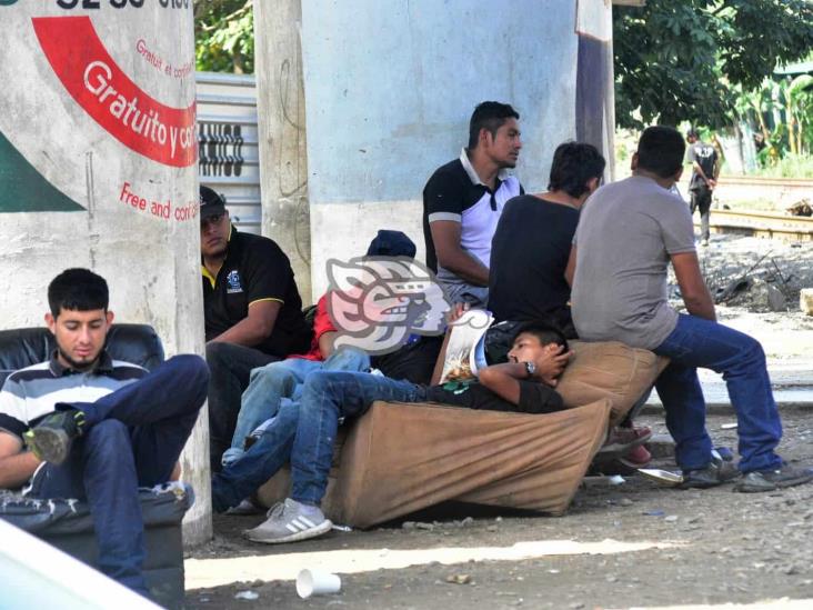 Buscan alimento y descanso, la escala de migrantes en Coatzacoalcos