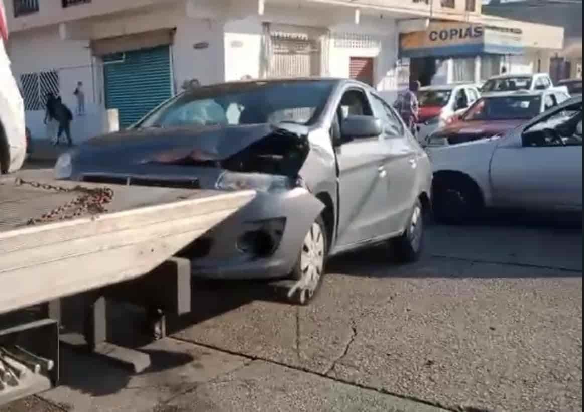 Impactan taxi local en Platón Sánchez y Madero