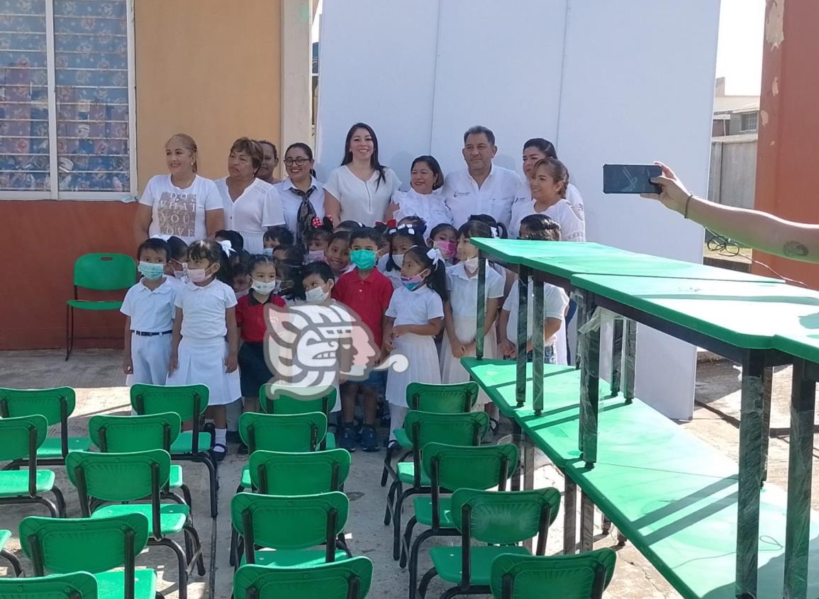 Espacios Educativos brinda mobiliario a dos escuelas de Coatzacoalcos