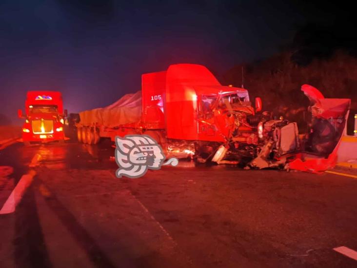 Choque y volcadura deja daños y dos heridos sobre la autopista en Acayucan