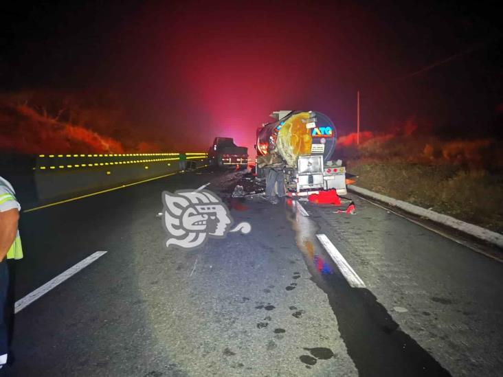 Choque y volcadura deja daños y dos heridos sobre la autopista en Acayucan