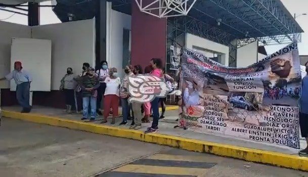 Familias de la Oaxaqueña exigen al CPC reparar socavón