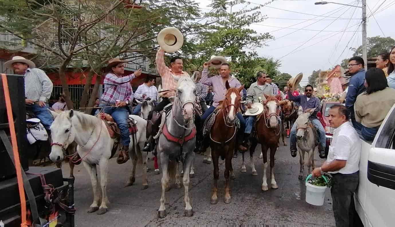 Cabalgan 2 mil jinetes en Soledad de Doblado en honor a la virgen