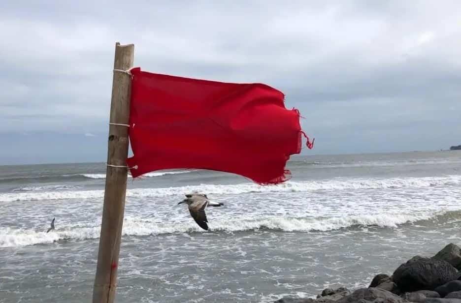 Colocan banderas rojas en playas y prevén cerrar bulevar de Boca del Río por el norte