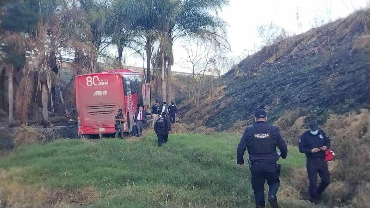 Se sale camión de pasajeros de la carretera Veracruz - Xalapa