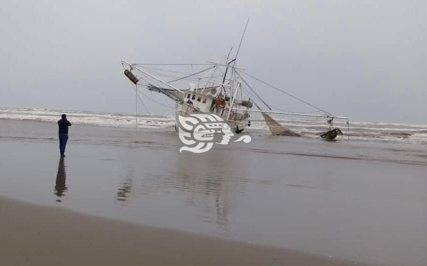 Encalla barco camaronero en playas de Tatahuicapan