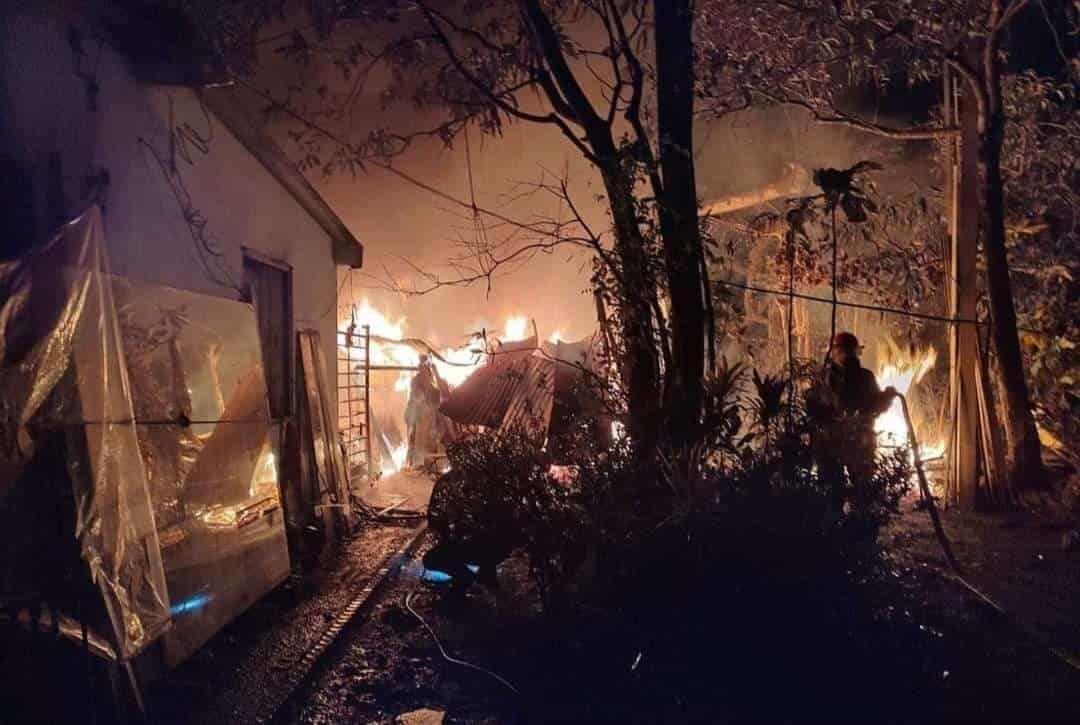 Incendio "devora" dos viviendas en Ángel R. Cabada
