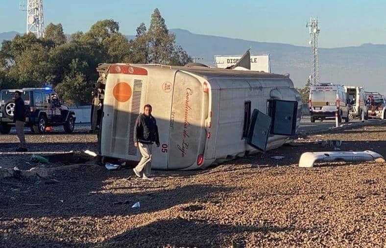 ¡Fatal! 25 heridos y tres muertos, saldo de volcadura en la México-Puebla