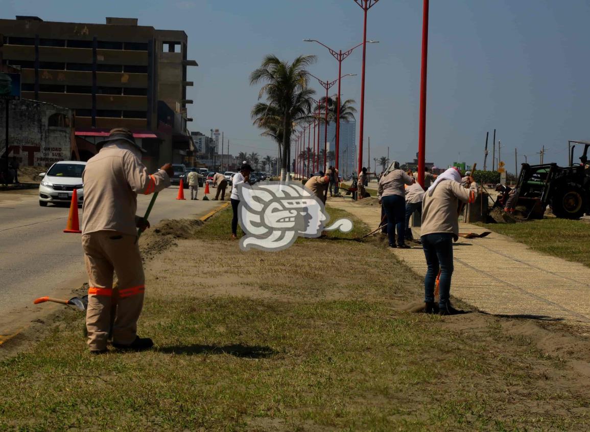Reparan estragos del Frente Frío en el Malecón de Coatzacoalcos