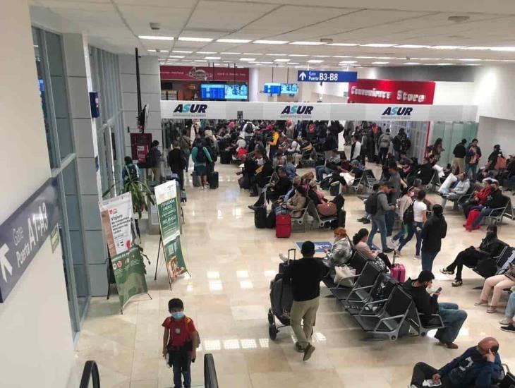 Veracruzanos varados en Aeropuerto de CDMX por vuelo retrasado