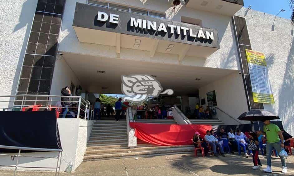 Ya van para el mes, y no les resuelven a huelguistas en Minatitlán