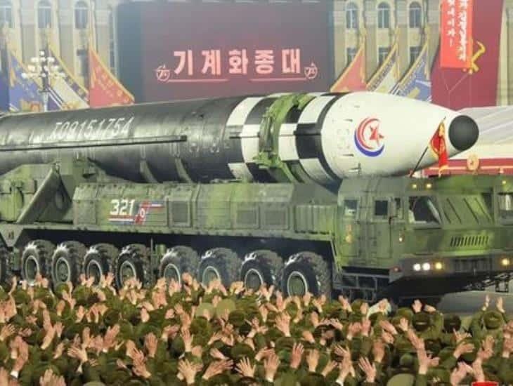 Corea del Norte exhibe su capacidad nuclear en desfile de misiles
