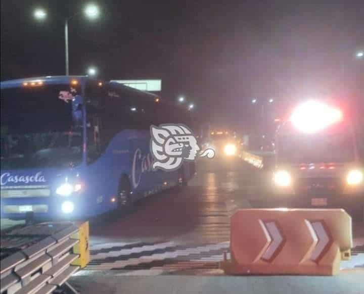 Civiles armados bloquean carretera Las Choapas - Ocozocuautla; con dos tráileres cierran el paso