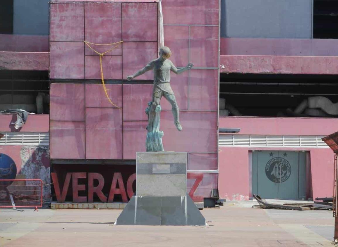 Piden mantenimiento a estatua de Pirata Fuente; advierten daños