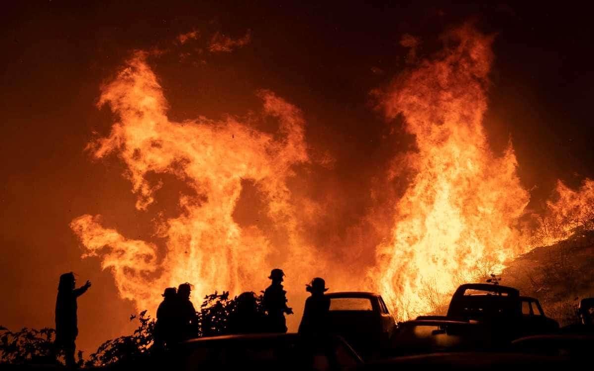 Brigadistas mexicanos han evacuado a más de 100 familias tras incendios forestales en Chile