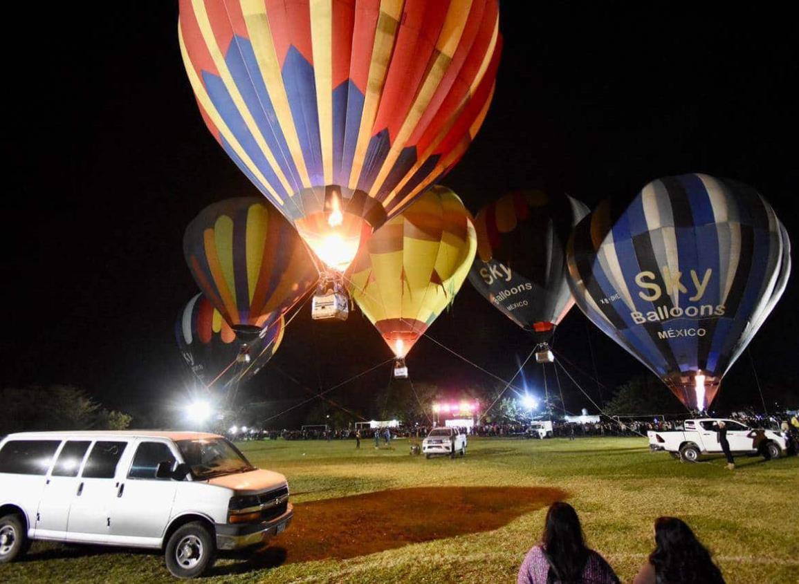 Festejan en Medellín con globos aerostáticos y sones jarochos