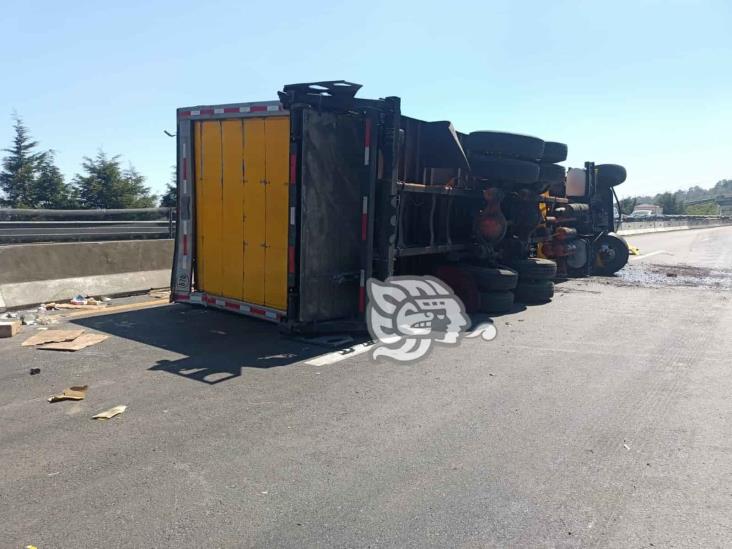 Camión cargado de abarrotes vuelca en libramiento Xalapa-Perote